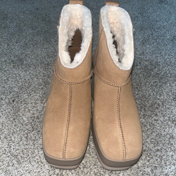 UGG Women's Tan Winter Boots - Picture 1 of 8